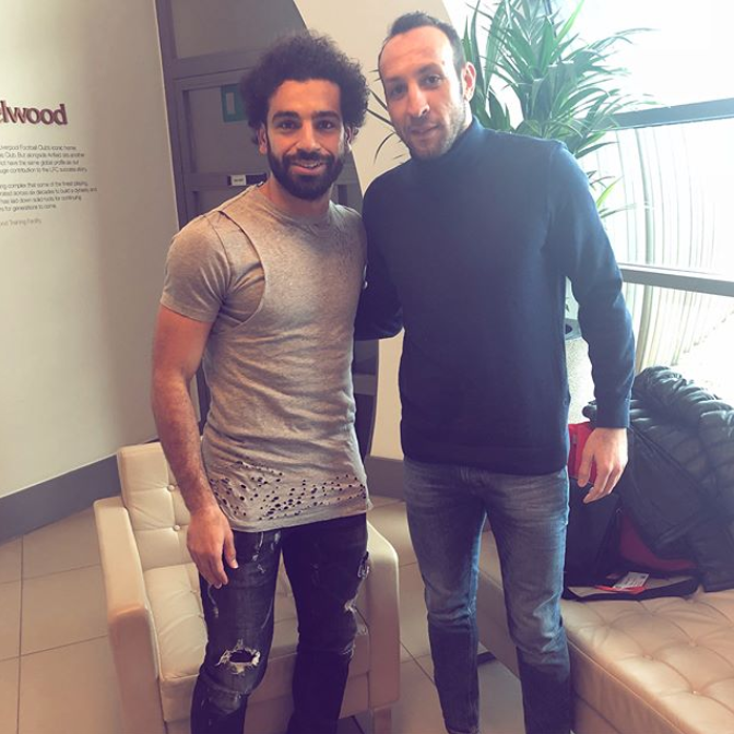 شاهد..نجم الاهلي والزمالك السابق يزور محمد صلاح