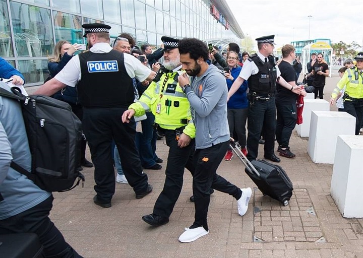 صور| استقبال خرافي لـ «محمد صلاح» في روما قبل مواجهة ليفربول