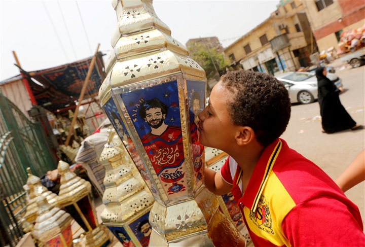 شاهد..محمد صلاح يشعل شوارع القاهرة