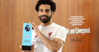 شاهد..لحظة تسلم محمد صلاح جائزة افضل لاعب بالدوري الانجليزي