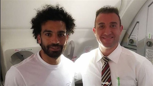 شاهد| أول صورة لمحمد صلاح من الطائرة متوجها إلى «ليفربول»