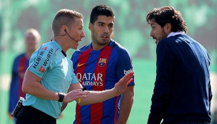 صور| عاشق البطاقات الحمراء حكما لكلاسيكو الدوري الإسباني