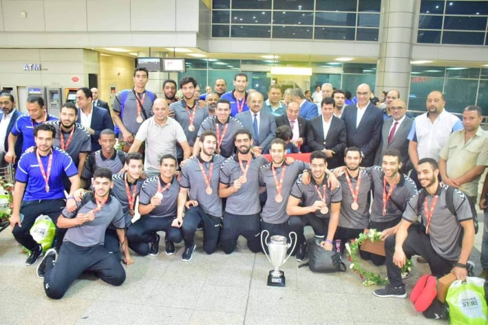 صور| وزير الرياضة يستقبل أبطال منتخب اليد في المطار 