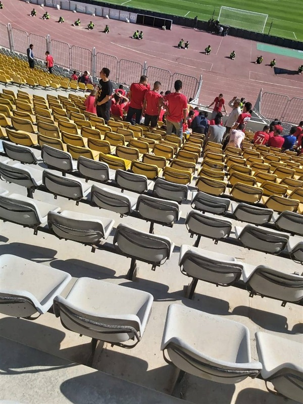 صور| جماهير الأهلي تتوافد على "برج العرب" قبل ساعات من موقعة الزمالك