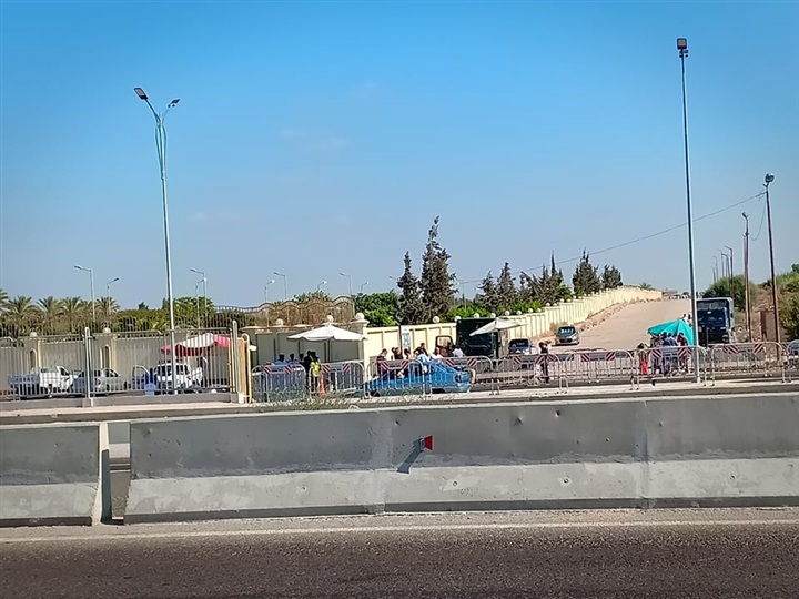 صور| جماهير الأهلي تتوافد على "برج العرب" قبل ساعات من موقعة الزمالك