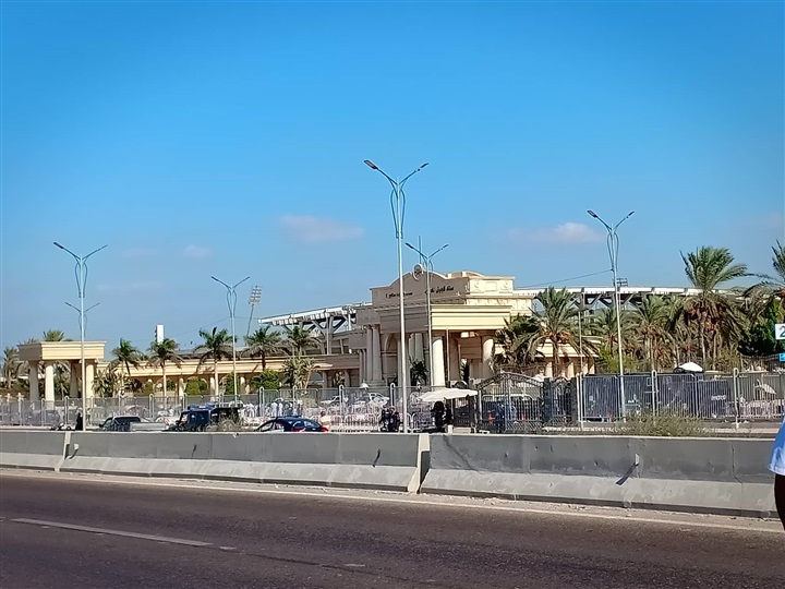 صور| جماهير الأهلي تتوافد على "برج العرب" قبل ساعات من موقعة الزمالك