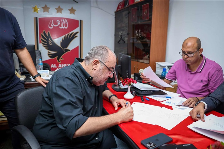 بالصور.. قائمة الخطيب تتقدم بأوراق الترشح في انتخابات الأهلي