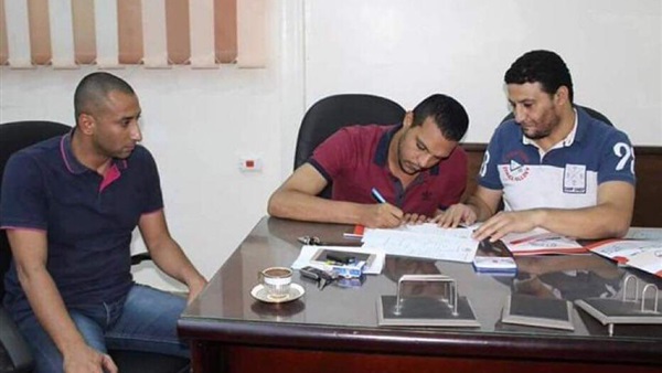 أثناء توقيع اللاعب