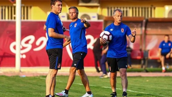 الجهاز الفني بالنادي