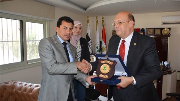 وزير الرياضة مع المدير