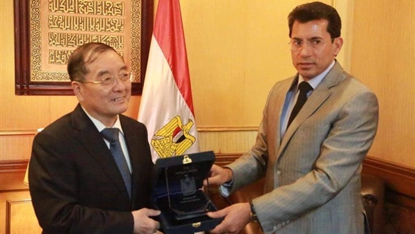 وزير الرياضة مع السفير