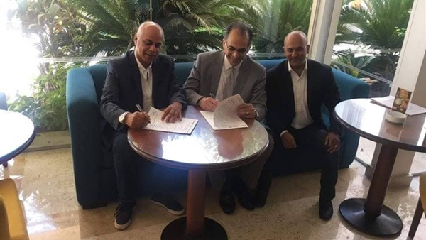 خالد ناصف يوقع عقود