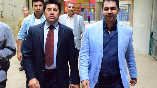 وزير الرياضة مع هشام