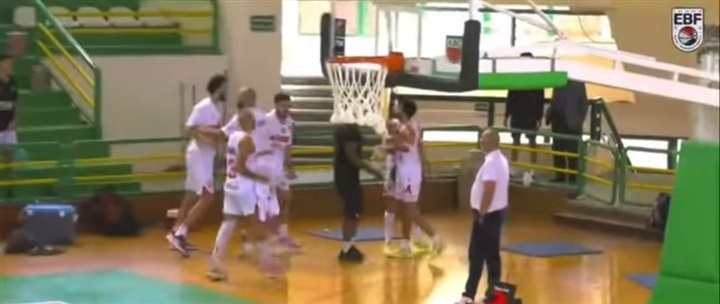 عاجل| خناقة بين ثنائي