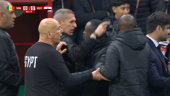 عاجل| خناقة بين مدرب